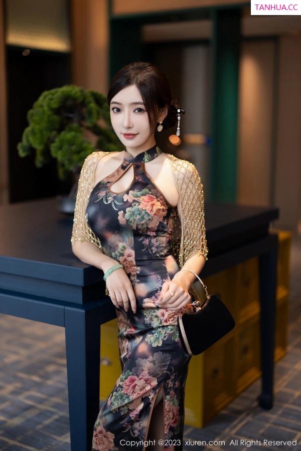 王馨瑶  [XiuRen]高清写真图 2023.10.11 No.7495 王馨瑶yanni 美腿旗袍第14张图片